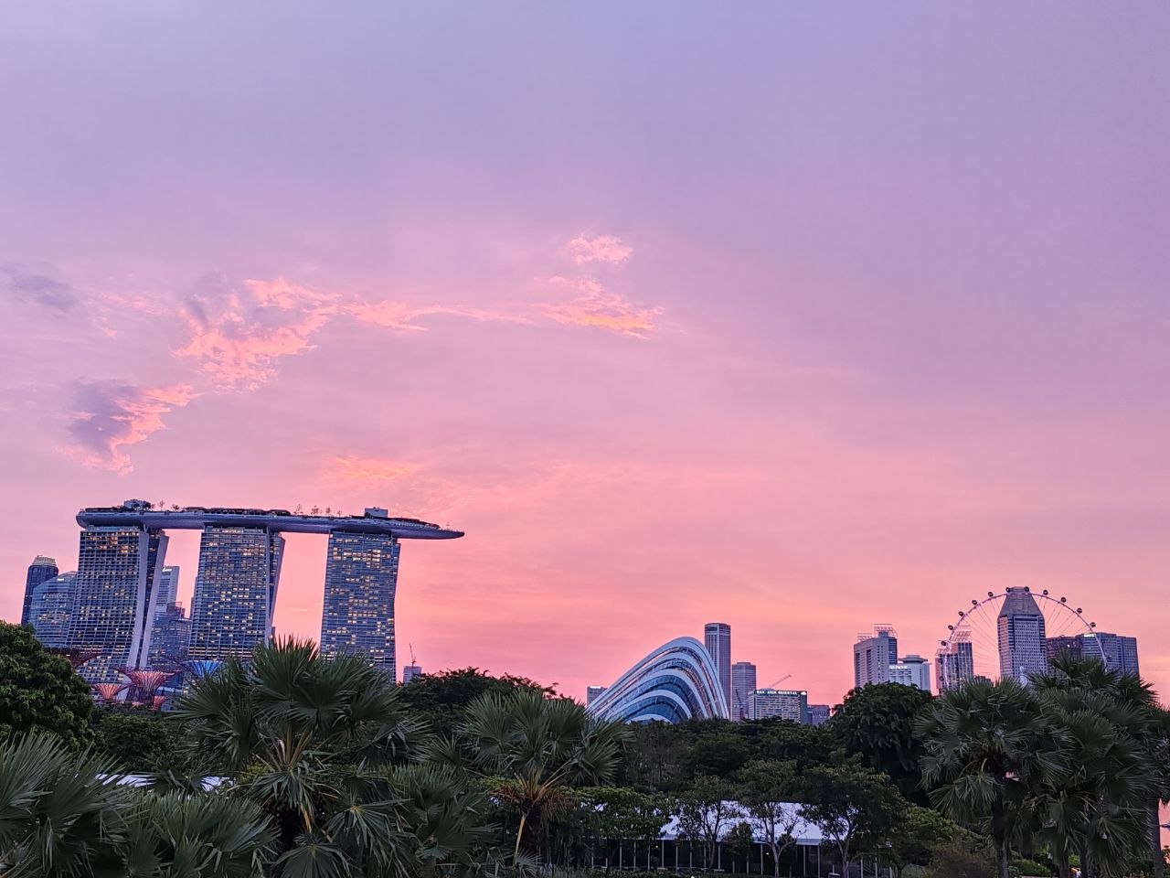 Закат над Marina Bay — небо загорелось оранжево-алым, Marina Bay Sands в силуэте